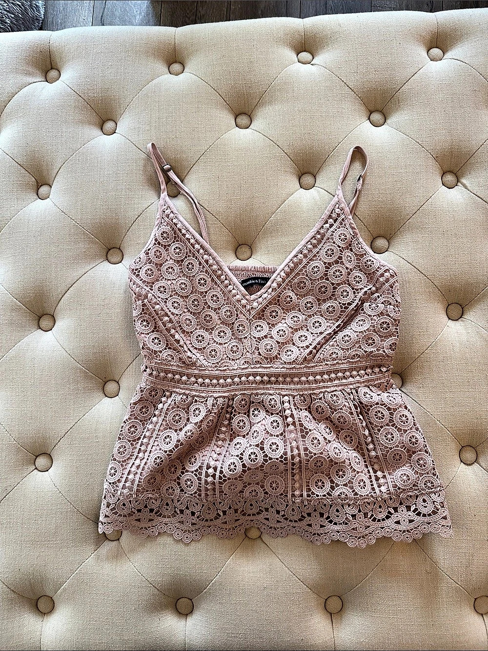Abercrombie & Fitch Lace Camisole in Pink Size Small Like New